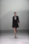 Vestido negro en la colección otoño/invierno 2013/2014 de Rabaneda en Madrid Fashion Week