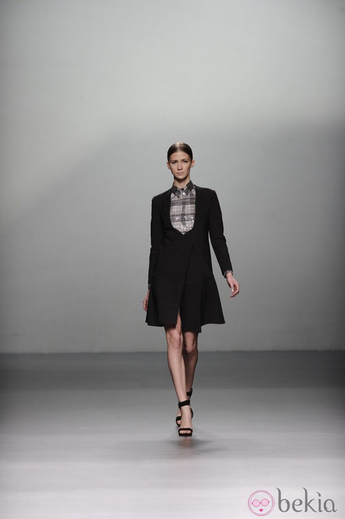 Vestido negro en la colección otoño/invierno 2013/2014 de Rabaneda en Madrid Fashion Week