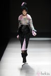 Estola lila de la colección otoño/invierno 2013/2014 de María Barros en Madrid Fashion Week