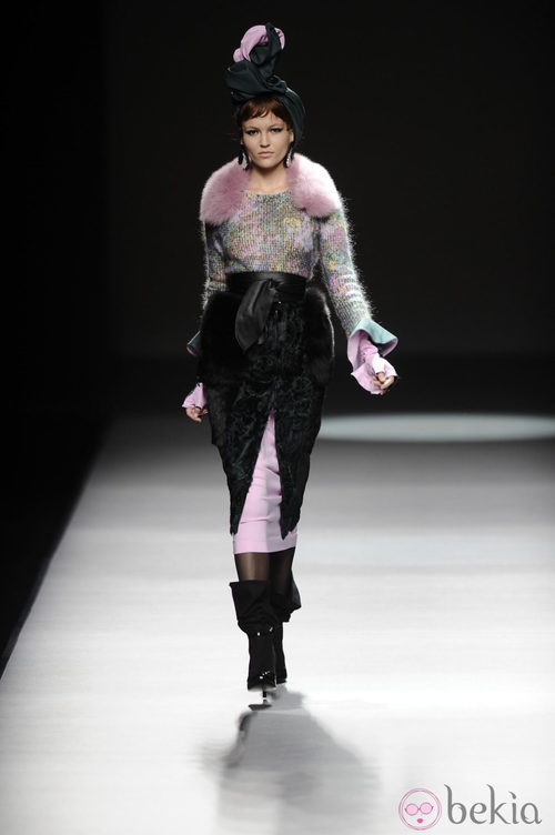 Estola lila de la colección otoño/invierno 2013/2014 de María Barros en Madrid Fashion Week