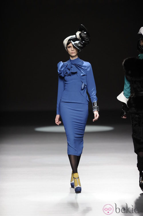 Vestido azul klein de la colección otoño/invierno 2013/2014 de María Barros en Madrid Fashion Week
