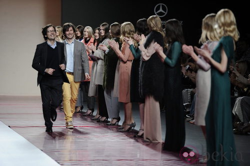 Los hermanos Ailanto saludan tras su desfile en Madrid Fashion Week otoño/invierno 2013/2014