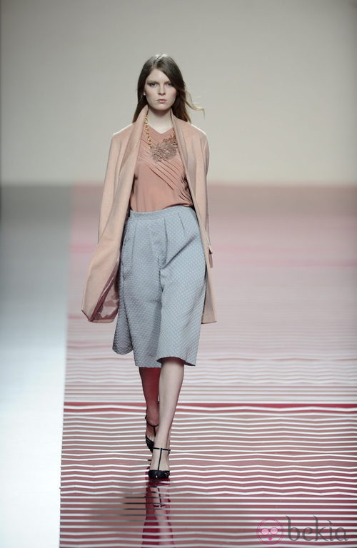 Pantalón gris perla de pata elefante de la colección otoño/invierno 2013/2014 de Ailanto en Madrid Fashion Week