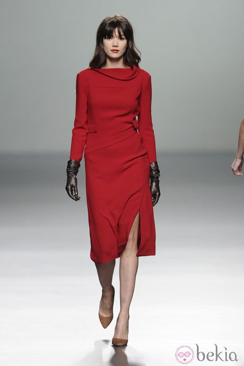 Vestido rojo de la colección otoño/invierno 2013/2014 de Roberto Torretta en Madrid Fashion Week