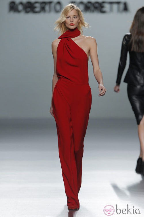 Conjunto rojo de la colección otoño/invierno 2013/2014 de Roberto Torretta en Madrid Fashion Week