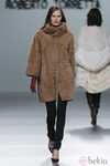 Abrigo de piel de la colección otoño/invierno 2013/2014 de Roberto Torretta en Madrid Fashion Week