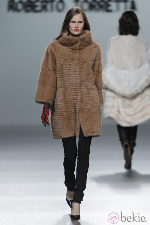 Abrigo de piel de la colección otoño/invierno 2013/2014 de Roberto Torretta en Madrid Fashion Week