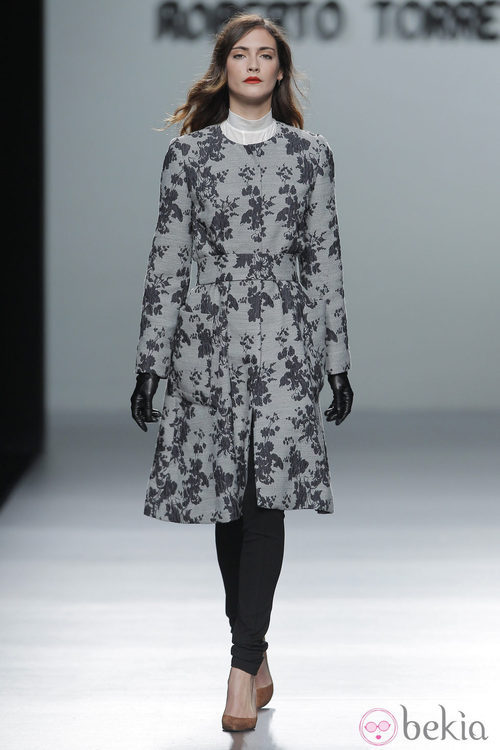 Abrigo de estampado floral de la colección otoño/invierno 2013/2014 de Roberto Torretta en Madrid Fashion Week