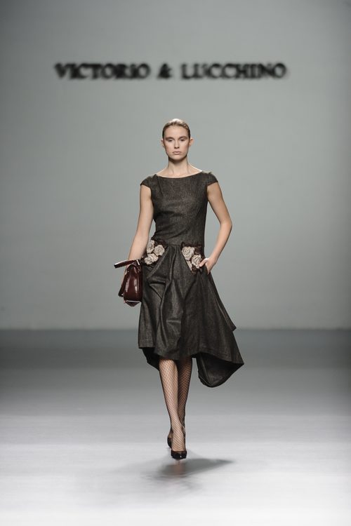 Vestido con bordado de flores de la colección otoño/invierno 2013/2014 de Victorio y Lucchino en Madrid Fashion Week