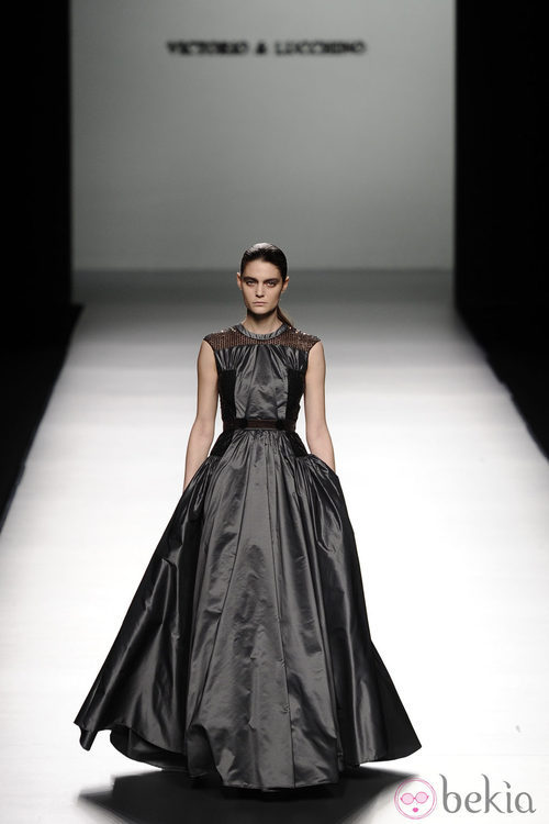 Vestido voluminoso de la colección otoño/invierno 2013/2014 de Victorio & Lucchino en Madrid Fashion Week