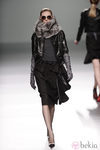 Falda negra con volantes de la colección otoño/invierno 2013/2014 de Victorio y Lucchino en Madrid Fashion Week