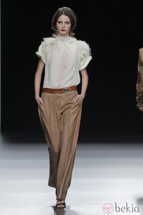 Camisa blanca con plumas de la colección otoño/invierno 2013/2014 de Ion Fiz en Madrid Fashion Week
