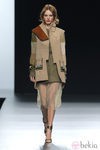 Abrigo con superposiciones de la colección otoño/invierno 2013/2014 de Ion Fiz en Madrid Fashion Week