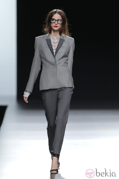 Traje gris de la colección otoño/invierno 2013/2014 de Ion Fiz en Madrid Fashion Week