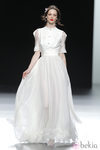 Vestido blanco plisado de la colección otoño/invierno 2013/2014 de Ion Fiz en Madrid Fashion Week
