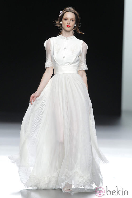 Vestido blanco plisado de la colección otoño/invierno 2013/2014 de Ion Fiz en Madrid Fashion Week