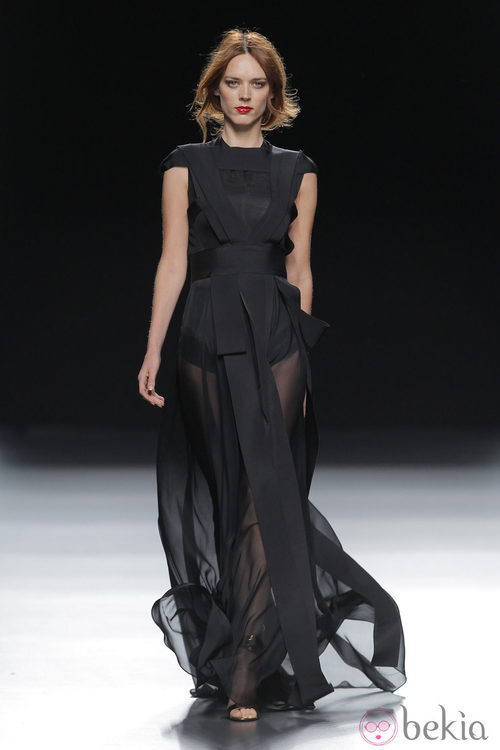 Vestido negro con transparencias otoño/invierno 2013/2014 de Ion Fiz en Madrid Fashion Week