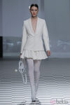 Americana con minifalda blanca de la colección otoño/invierno 2013/2014 de David Delfín en Madrid Fashion Week