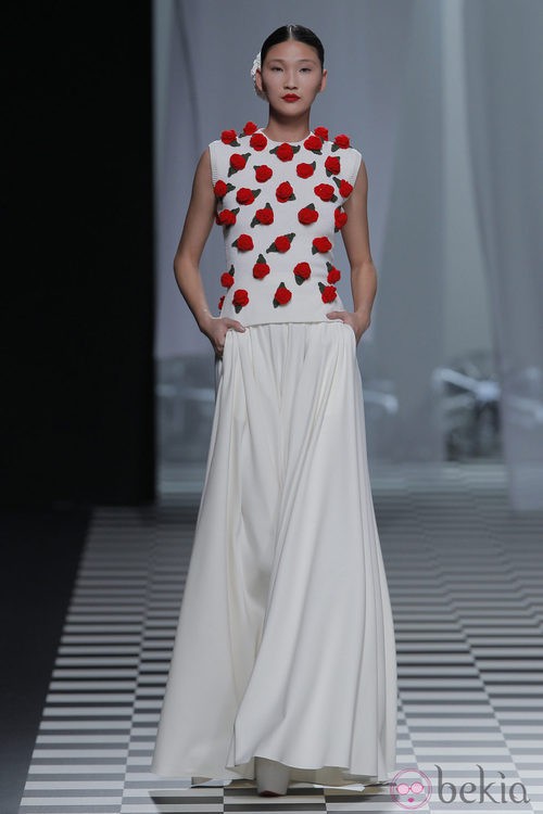 Cuerpo con flores rojas de la colección otoño/invierno 2013/2014 de David Delfín en Madrid Fashion Week