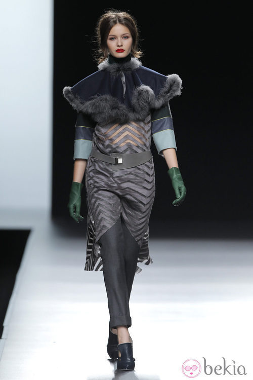 Vestido de transparencias de la colección otoño/invierno 2013/2014 de Ion Fiz en Madrid Fashion Week