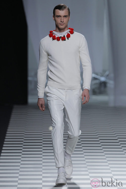 Jersey con flores rojas de la colección otoño/invierno 2013/2014 de David Delfín en Madrid Fashion Week
