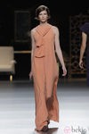 Vestido largo naranja de la colección otoño/invierno 2013/2014 de Juanjo Oliva en Madrid Fashion Week 