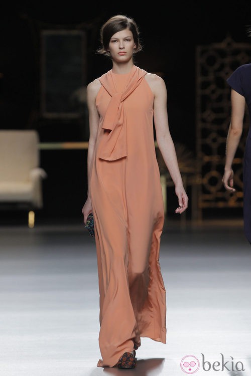 Vestido largo naranja de la colección otoño/invierno 2013/2014 de Juanjo Oliva en Madrid Fashion Week 