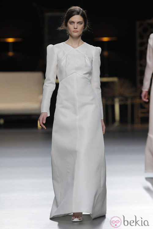 Vestido manga larga blanco de la colección otoño/invierno 2013/2014 de Juanjo Oliva en Madrid Fashion Week