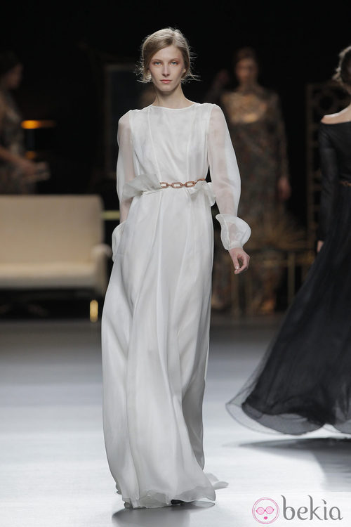 Vestido largo con cadena de la colección otoño/invierno 2013/2014 de Juanjo Oliva en Madrid Fashion Week