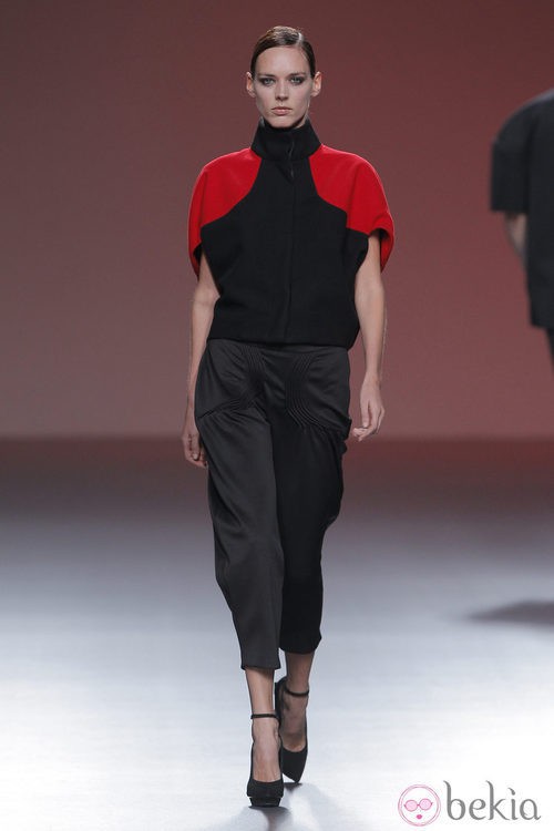 Pantalones pitillo negros de la colección otoño/invierno 2013/2014 de A.A. de Amaya Arzuaga en Madrid Fashion Week