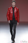 Chaqueta de cuero roja de la colección otoño/invierno 2013/2014 de A.A. de Amaya Arzuaga en Madrid Fashion Week