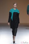 Vestido bicolor negro y verde esmeralda de la colección otoño/invierno 2013/2014 de A.A. de Amaya Arzuaga en Madrid Fashion Week