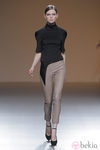 Pantalón beige de cuero de la colección otoño/invierno 2013/2014 de A.A. de Amaya Arzuaga en Madrid Fashion Week