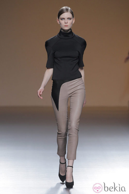 Pantalón beige de cuero de la colección otoño/invierno 2013/2014 de A.A. de Amaya Arzuaga en Madrid Fashion Week