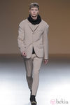 Traje beige de la colección otoño/invierno 2013/2014 de A.A. de Amaya Arzuaga en Madrid Fashion Week
