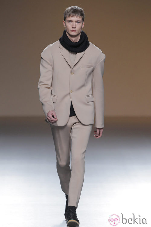 Traje beige de la colección otoño/invierno 2013/2014 de A.A. de Amaya Arzuaga en Madrid Fashion Week