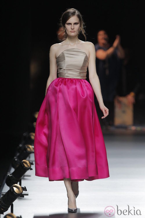 Falda fucsia con vuelo de la colección otoño/invierno 2013/2014 de Duyos en Madrid Fashion Week
