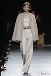 Capa beige de la colección otoño/invierno 2013/2014 de Duyos en Madrid Fashion Week