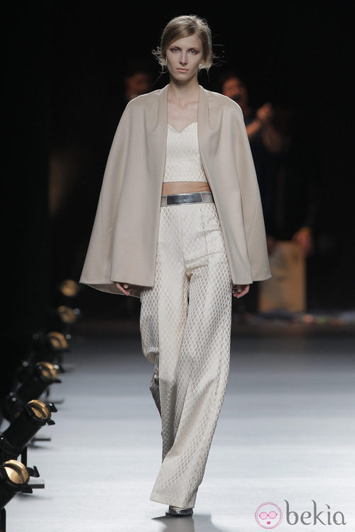 Capa beige de la colección otoño/invierno 2013/2014 de Duyos en Madrid Fashion Week
