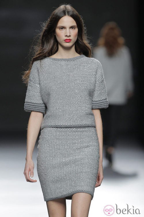 Vestido gris perla de la colección otoño/invierno 2013/2014 de Sita Murt en Madrid Fashion Week