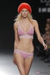 Conjunto de ropa interior rosa de la colección otoño/invierno 2013/2014 de TCN en Madrid Fashion Week