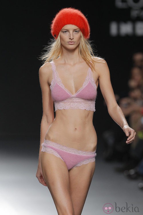 Conjunto de ropa interior rosa de la colección otoño/invierno 2013/2014 de TCN en Madrid Fashion Week