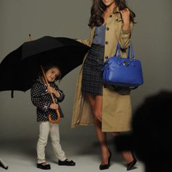 Alessandra Ambrosio y su hija Anja posando para la primavera/verano 2013 de London Fog