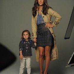Alessandra Ambrosio y su hija Anja posan para la primavera/verano 2013 de London Fog