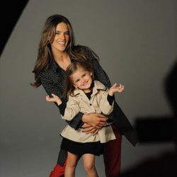 Alessandra Ambrosio y su hija Anja posan con la colección primavera/verano 2013 de London Fog
