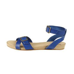 Sandalia plana azul de Indi & Cold de la colección primavera/verano 2013