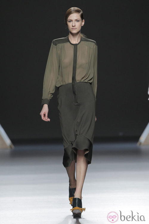 Vestido con transparencias de la colección otoño/invierno 2013/2014 de Moisés Nieto en Madrid Fashion Week