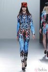 Traje de estampado multicolor de la colección otoño/invierno 2013/2014 de María Escoté en Madrid Fashion Week