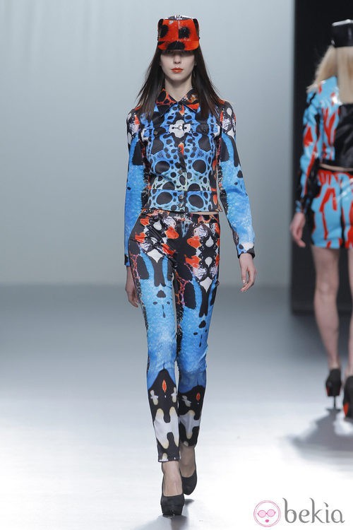 Traje de estampado multicolor de la colección otoño/invierno 2013/2014 de María Escoté en Madrid Fashion Week