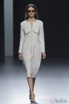 Vestido blanco de la colección otoño/invierno 2013/2014 de Martín Lamothe en Madrid Fashion Week